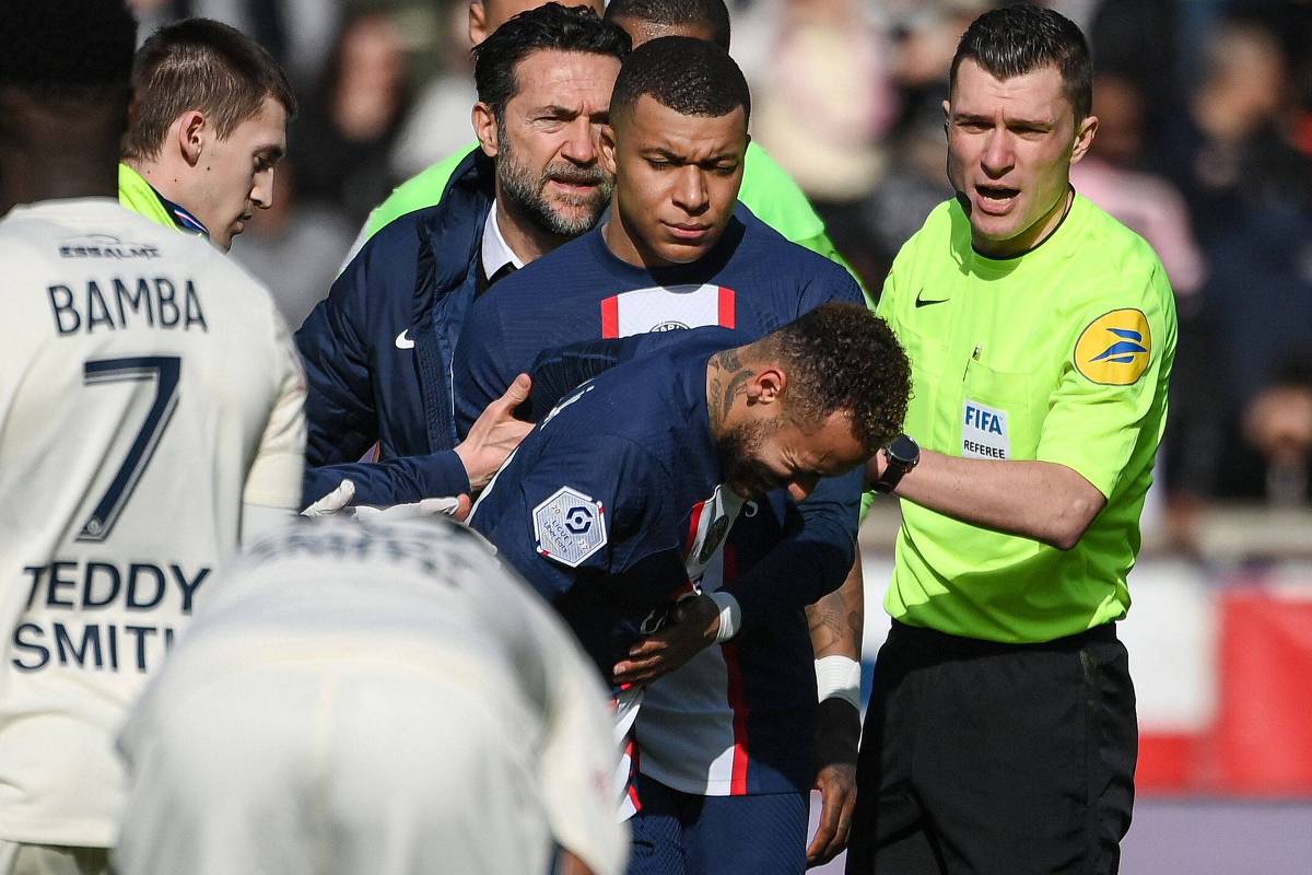 Neymar torce o tornozelo, sai chorando e recebe apoio após ser