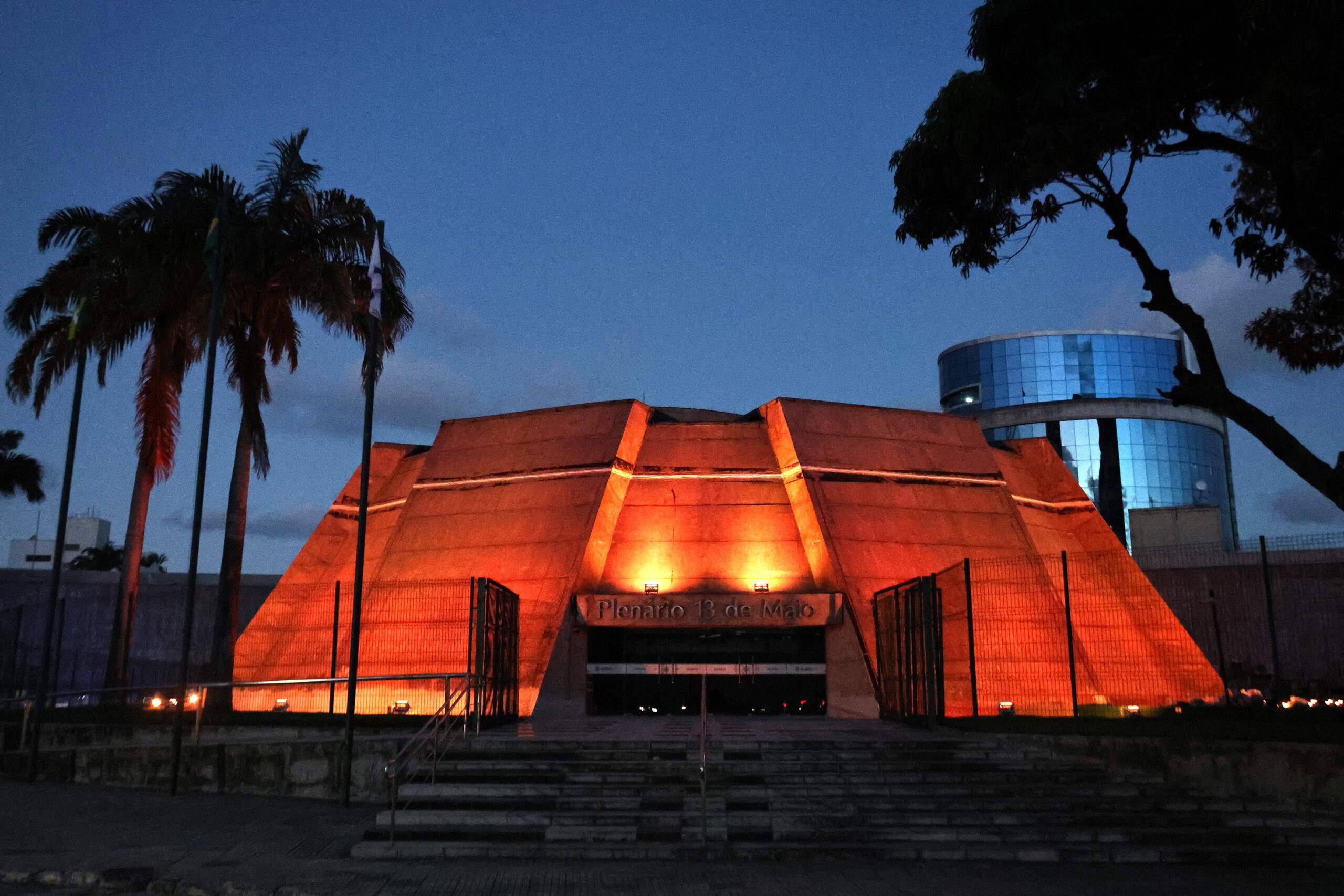 Iluminação do Plenário 13 de Maio faz alusão ao Maio Laranja