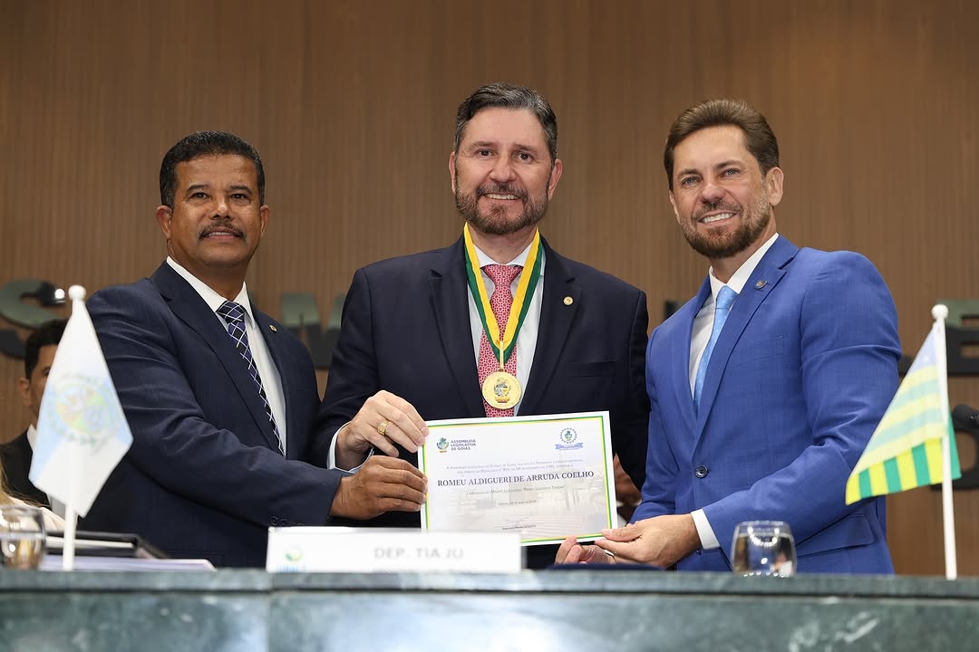 Presidente da Alece recebe Medalha Pedro Ludovico Teixeira
