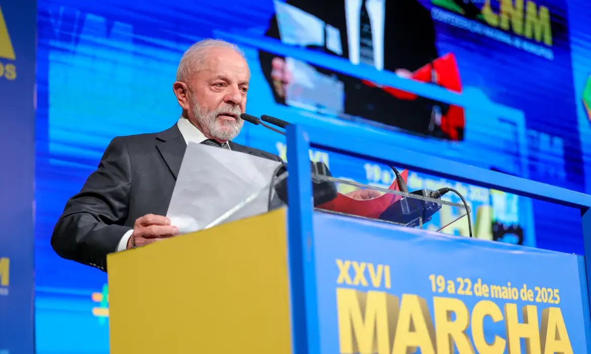 Lula anuncia crédito para reforma e acesso a especialistas