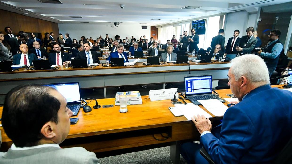CCJ do Senado aprova fim da reeleição e propõe mandato de 5 anos