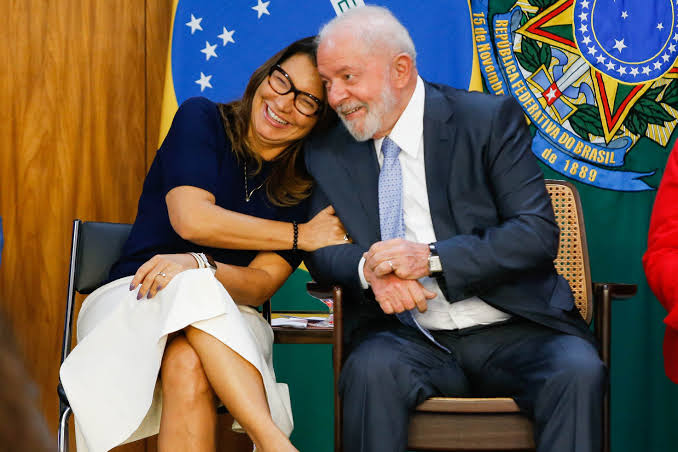 Lula concede a Janja a principal honraria pública por mérito cultural