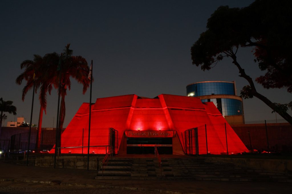 Plenário 13 de Maio ganha iluminação alusiva à doação de sangue