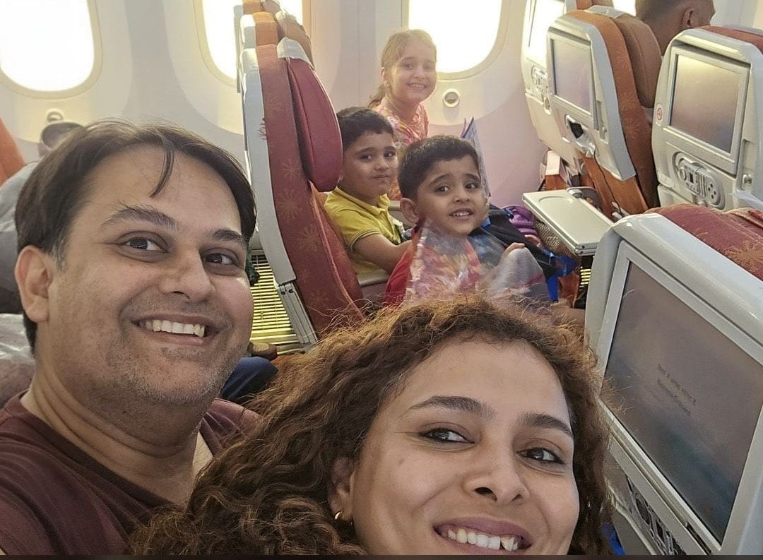 Engenheiro posta foto da família minutos antes da queda do avião na Índia