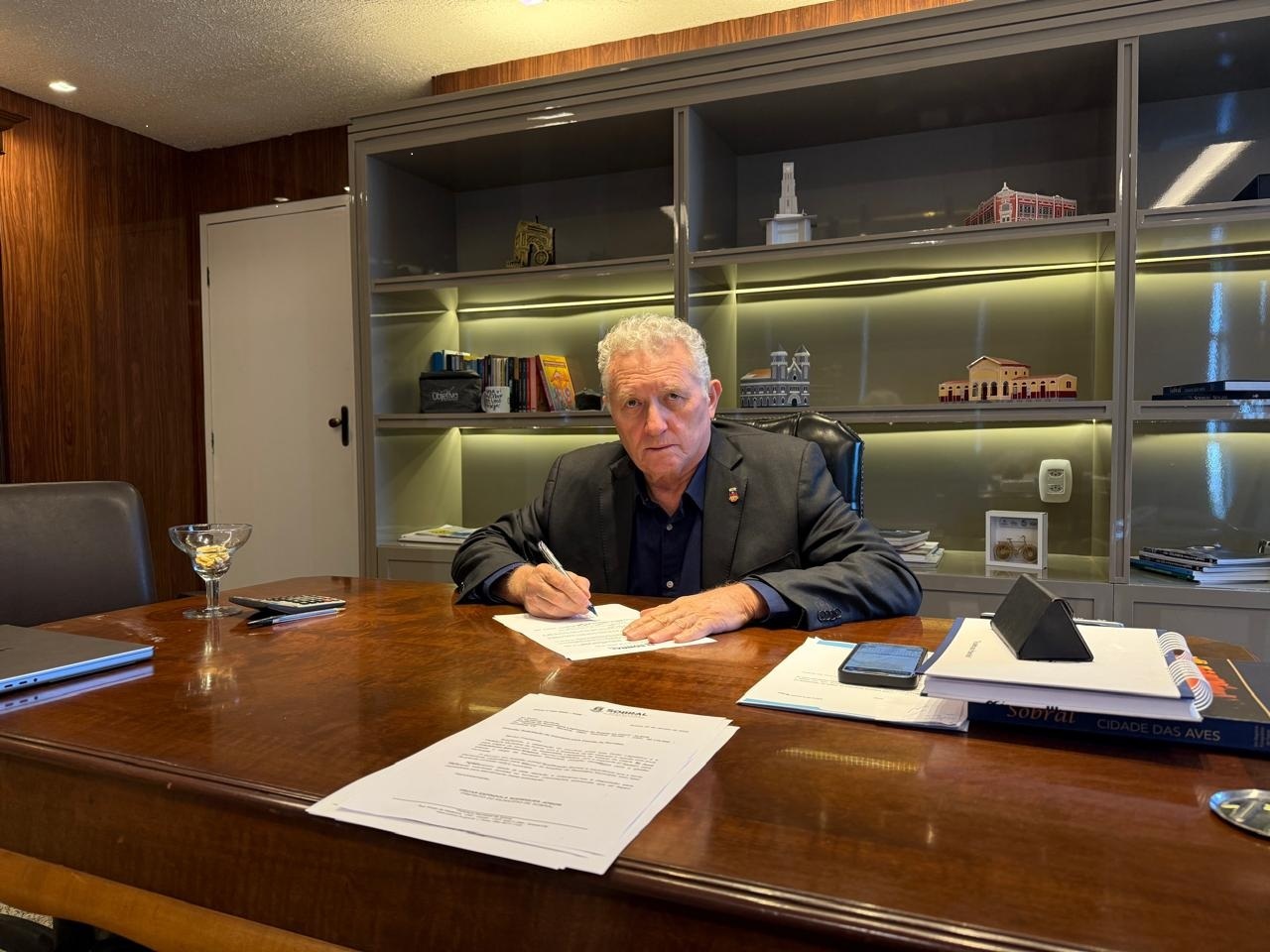 Oscar Rodrigues se reúne com técnicos para debater projeto dos hospitais distritais