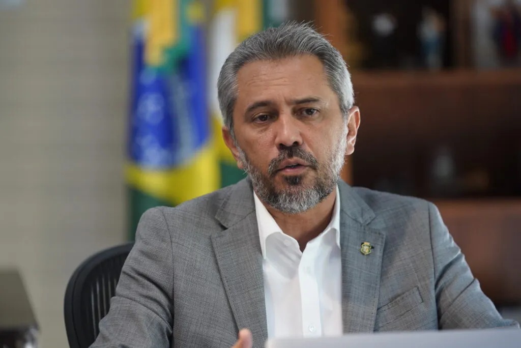 Elmano anuncia pagmento da 1ª parcela do 13º dos servidores para 1º de julho