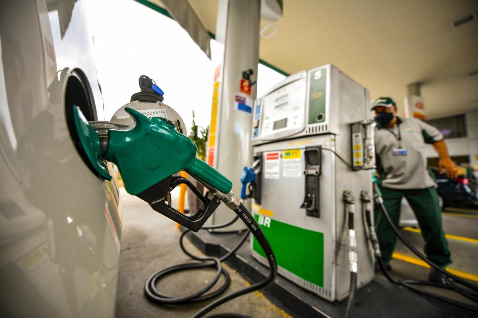 Petrobras anuncia redução no preço da gasolina a partir desta terça