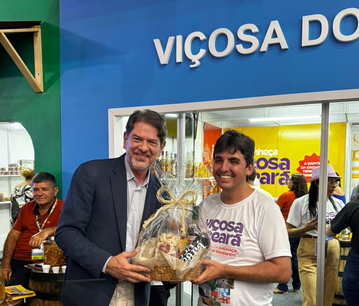 Prefeito Eurico Arruda recebe senador Cid Gomes no stand da PEC Nordeste