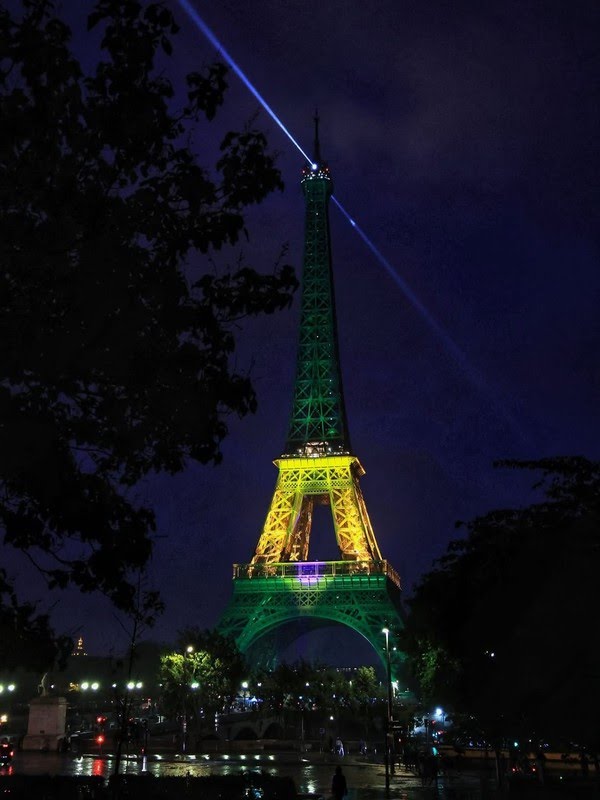 Torre Eiffel é iluminada de verde e amarelo durante visita de Lula a Paris