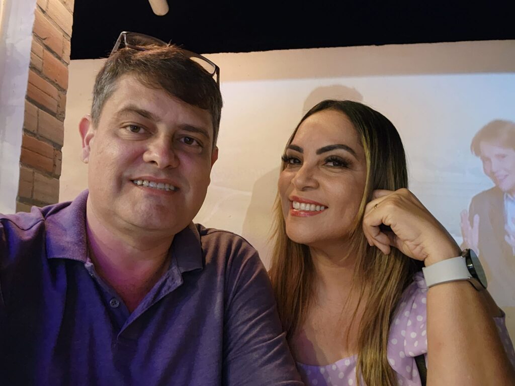 Pessoa utilizando biometria facial em smartphone para confirmar operação do INSS.