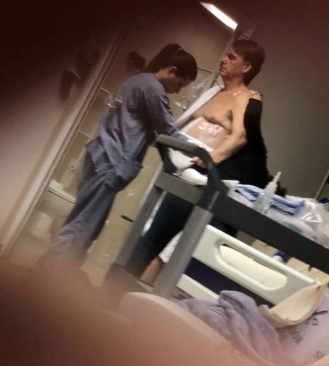 “Estado muito delicado”, escreve Carlos Bolsonaro ao divulgar foto do pai no hospital