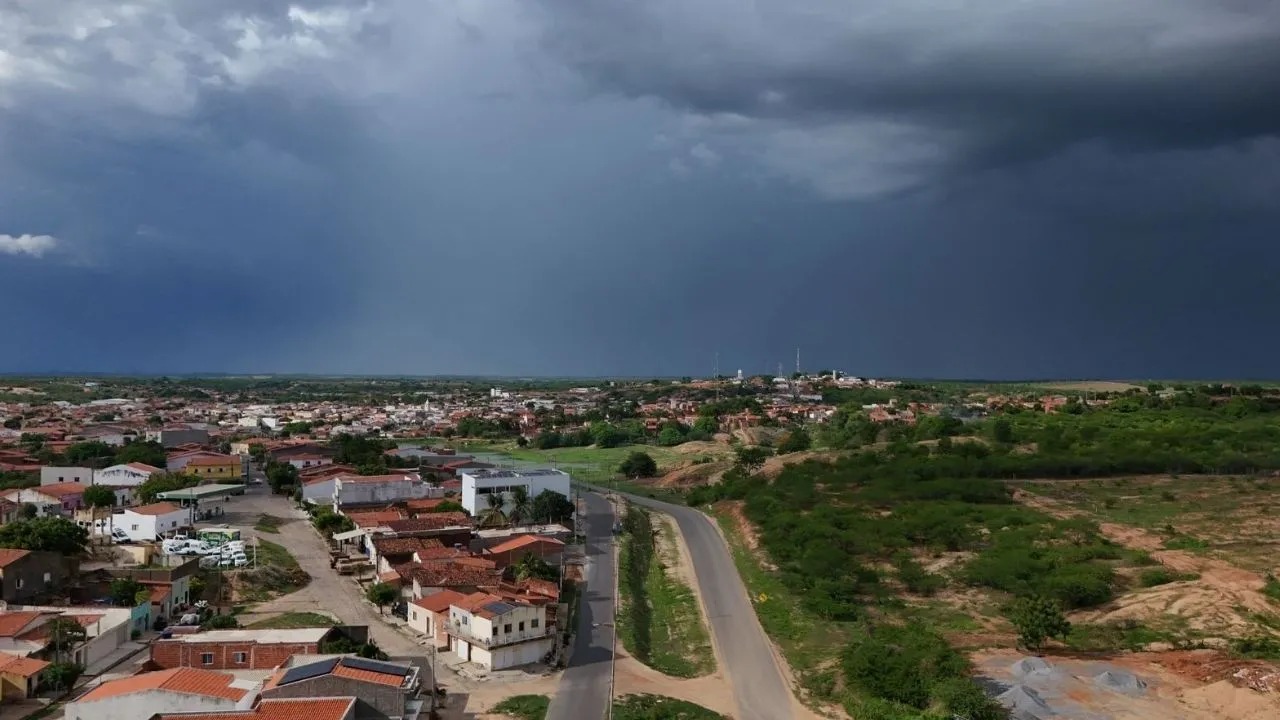 Inmet emite alerta de chuvas intensas para 87 cidades do Ceará