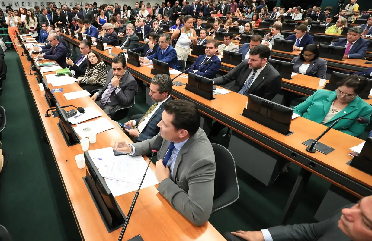 CCJ da Câmara dá aval a PEC que propõe fim da escala 6×1