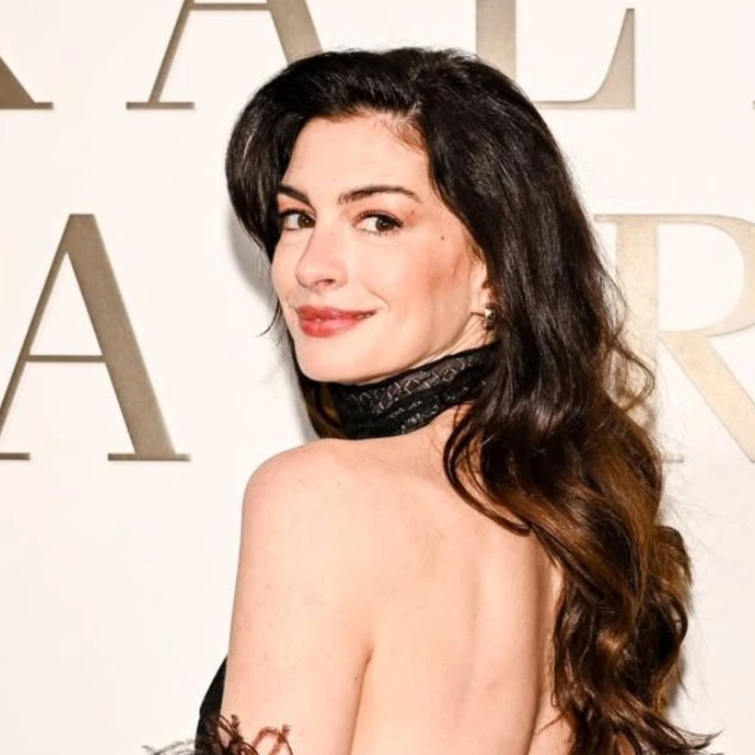 Anne Hathaway é eleita a mulher mais bonita do ano, diz revista americana
