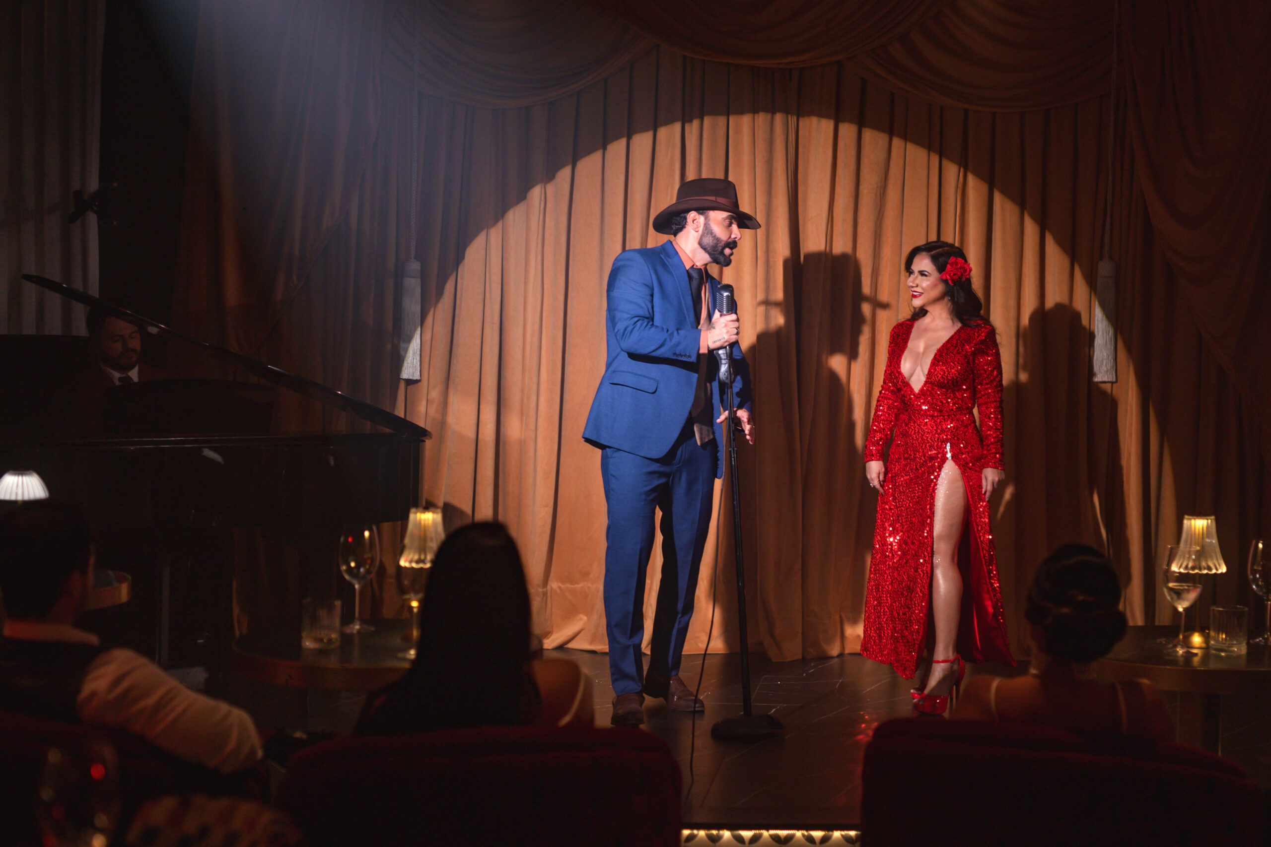 Lagosta Bronzeada lança clipe com releitura retrô de clássico e participação de Felipão