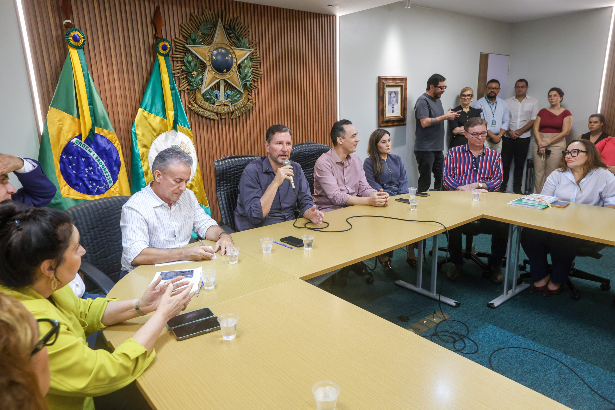 Alece anuncia início da implementação da carga de 40 horas semanais para servidores
