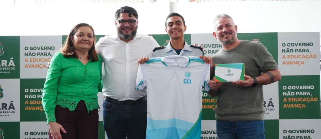 Rede de Idiomas recebe novos tablets e uniformes estudantis