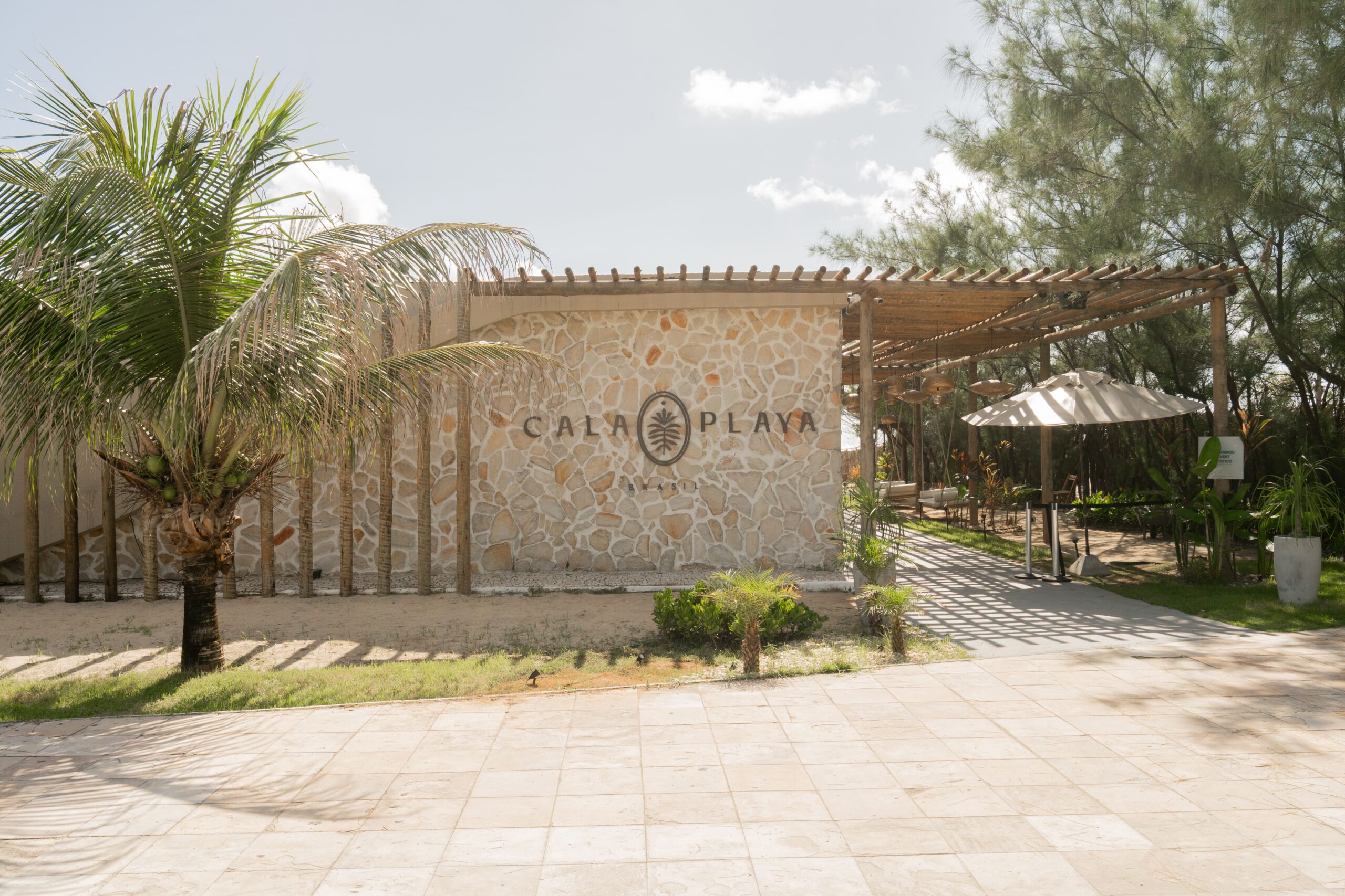 Cala Playa lança “Mar em Brasa”, experiência gastronômica com preparo ao vivo na Praia do Futuro