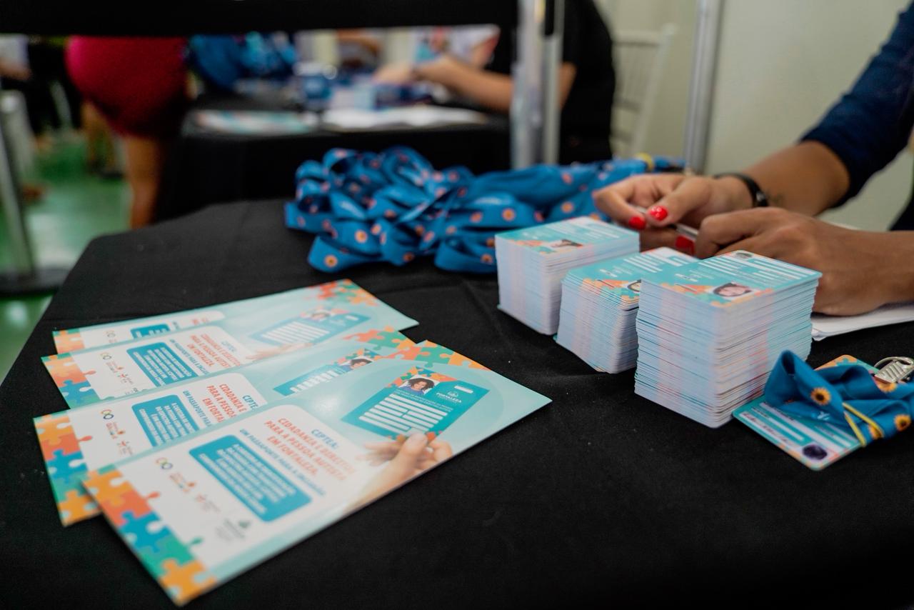 Prefeitura de Fortaleza entrega 5 mil carteirinhas de identificação para pessoas com autismo