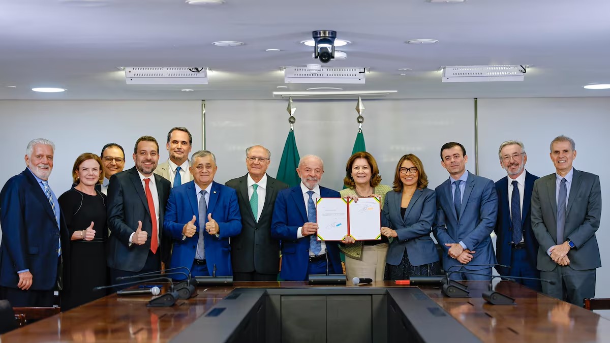 Lula assina MP que extingue “taxa das blusinhas”; veja o que muda