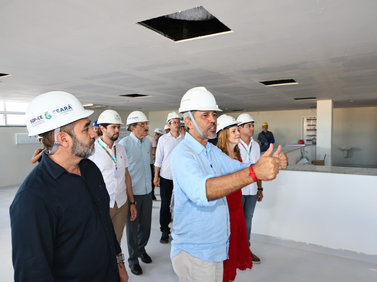 Elmano vistoria obras do Hospital Regional do Sertão de Crateús