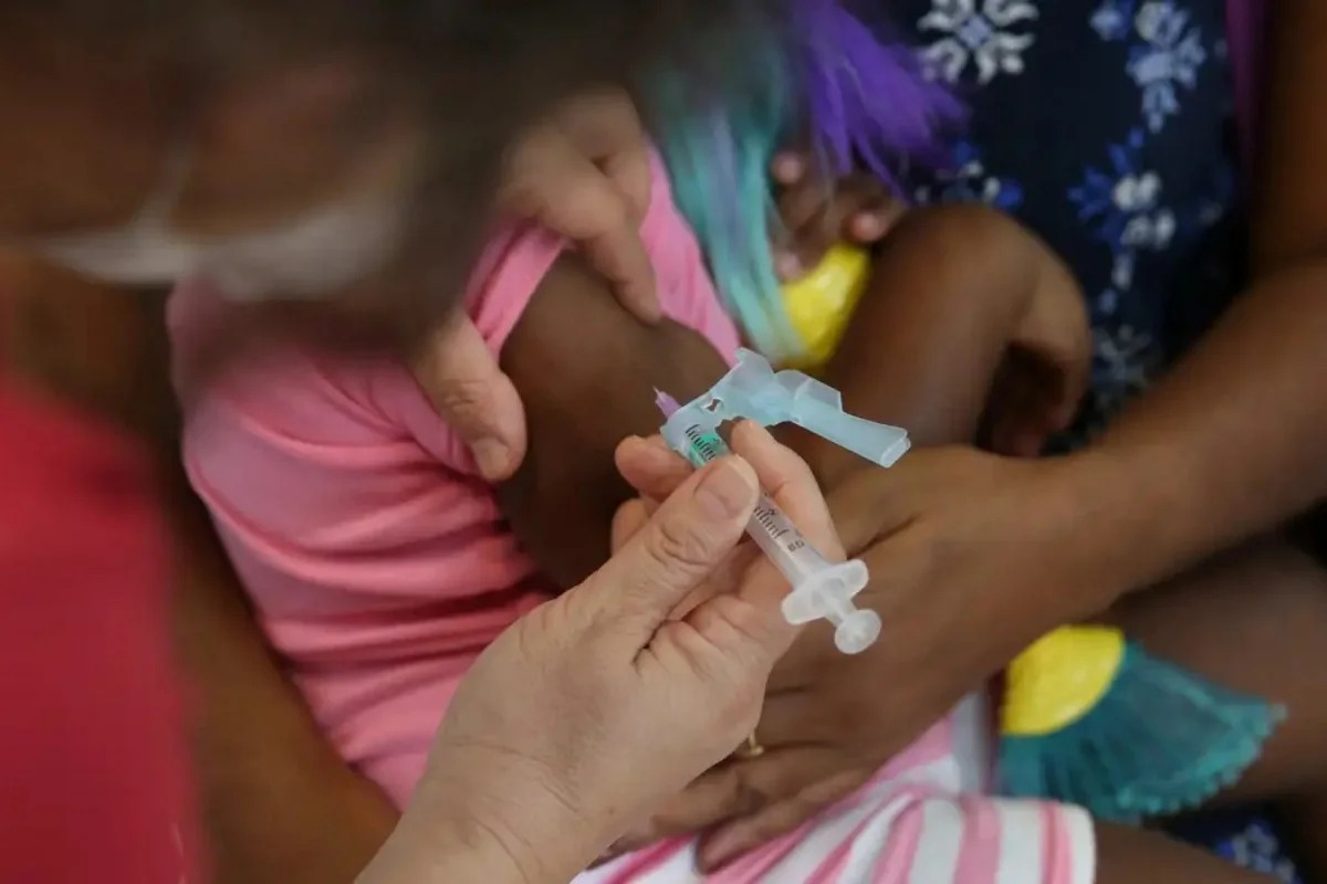 Vacinação com a Pneumo 20 pelo SUS começa em duas semanas, diz Padilha