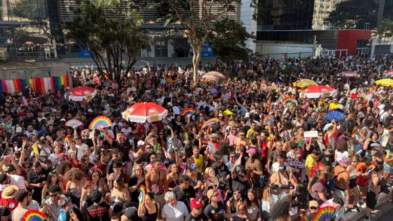 Parada LGBT+ reúne multidão em São Paulo