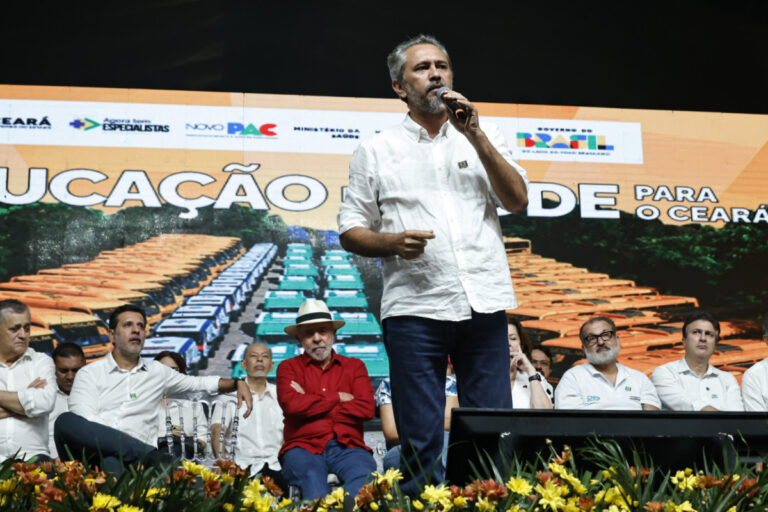 Governo entrega veículos para educação e saúde a 76 municípios do Ceará