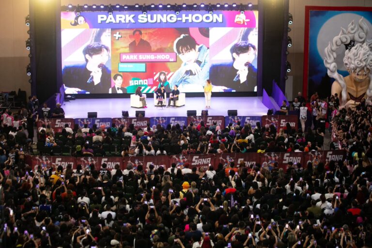 Park Sung-hoon leva multidão ao Sana 2026 Parte 2 em sábado de lotação máxima