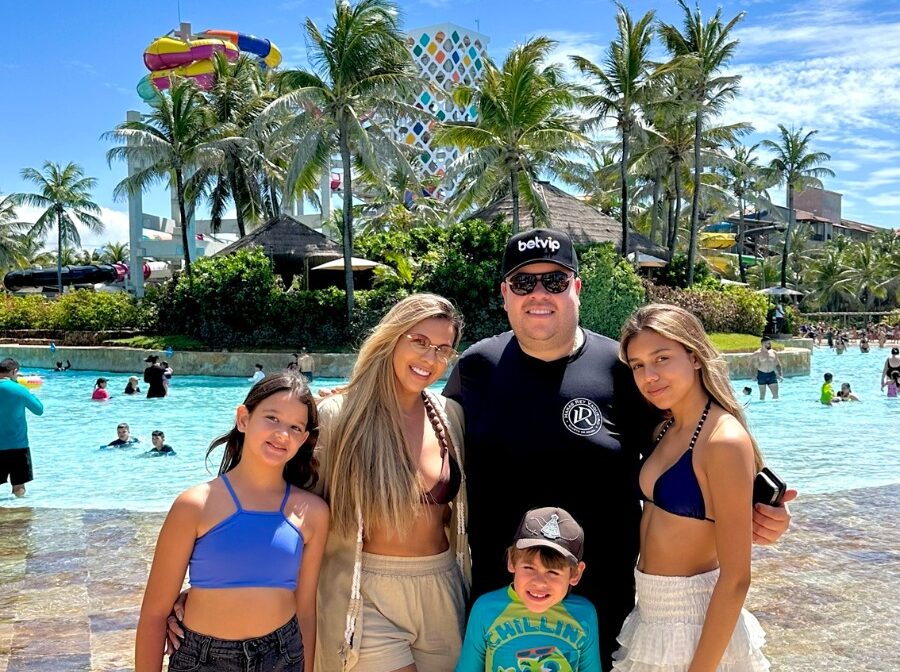 Novo fenômeno do forró, Rey Vaqueiro aproveita dia de diversão no Beach Park