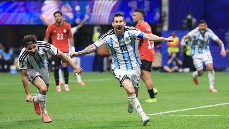 Virada histórica nos acréscimos coloca Argentina nas quartas de final