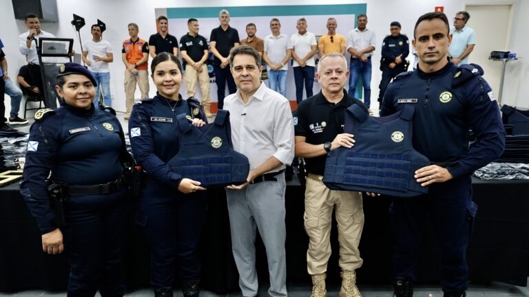 Prefeitura de Fortaleza entrega 723 coletes e 52 mil munições para a Guarda Municipal