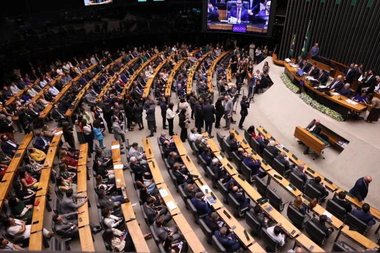 Câmara instala comissão para discutir redução da maioridade penal