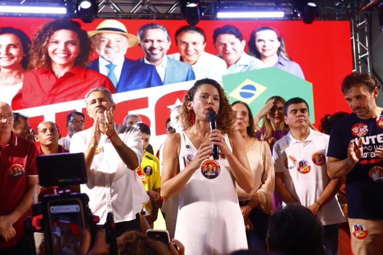 Luísa Cela inaugura comitê em Fortaleza