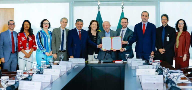 Lula anuncia reajuste de 15% no Bolsa Família