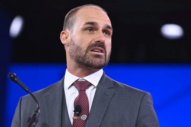 Eduardo Bolsonaro é demitido da PF por abandono de cargo