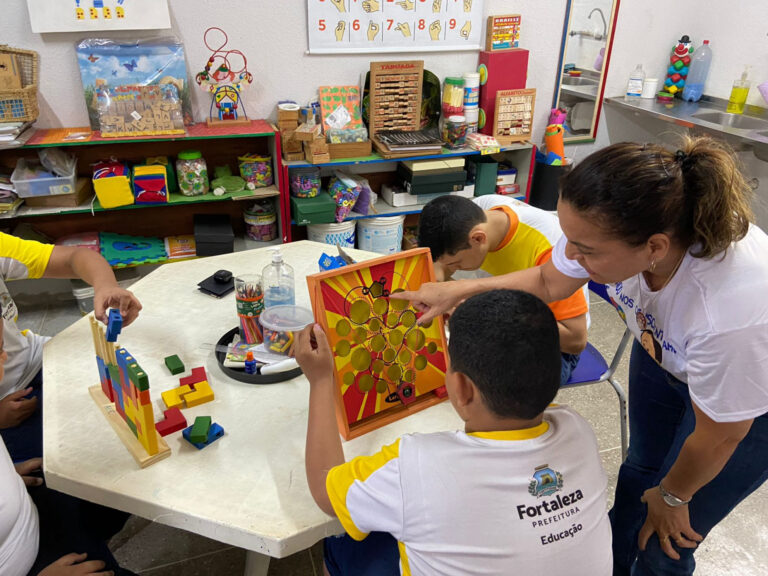 Escolas públicas do Ceará têm mais recursos de inclusão do que privadas, aponta IBGE