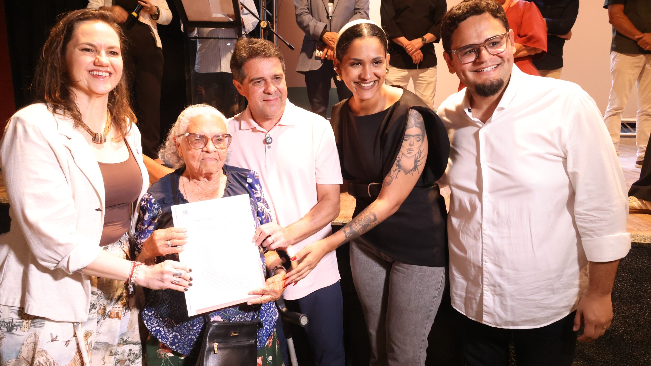 Fortaleza entrega 158 papéis da casa e anuncia mais 4,7 mil matrículas