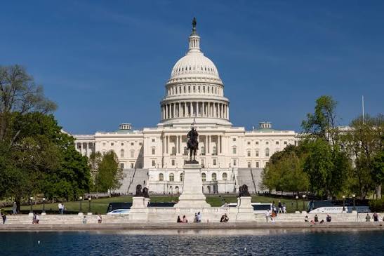 Democratas aparecem como favoritos para controlar Congresso dos EUA